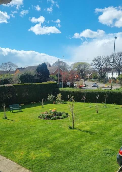Spacious Self Contained Flat In Superb Location Lymington Kültér fotó